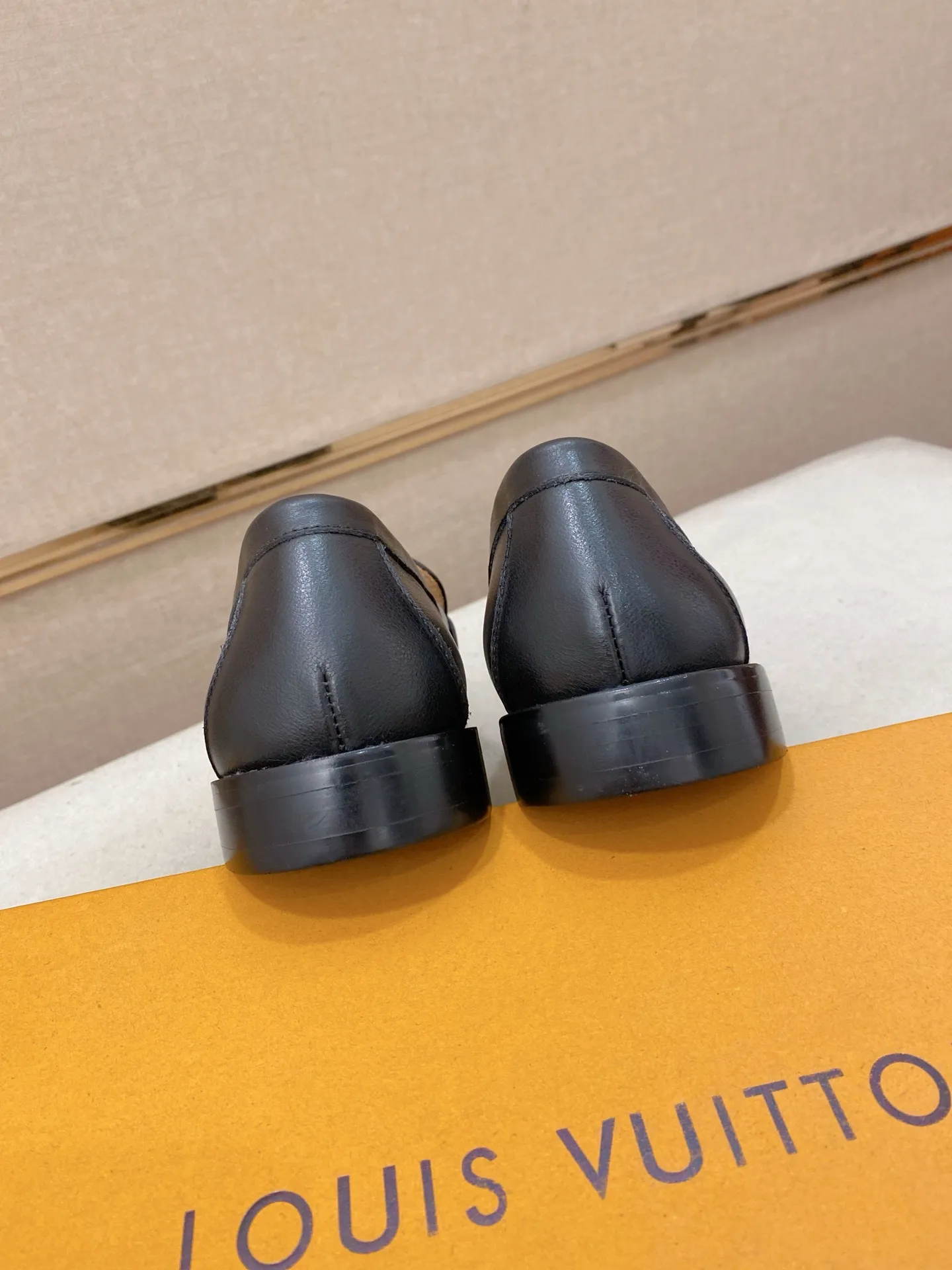 Men's shoes 💰 500💰⚡️New models available⚡️Louis Vuitton (Louis Vuitton/LV) casual, business formal wear! Made with pure Italian craftsmanship, the upper is made of first-layer cowhide, which is full of texture! The lining is cowhide and the original rubber leather shoe outsole. The style is atmospheric and comfortable! Positive code 38-44